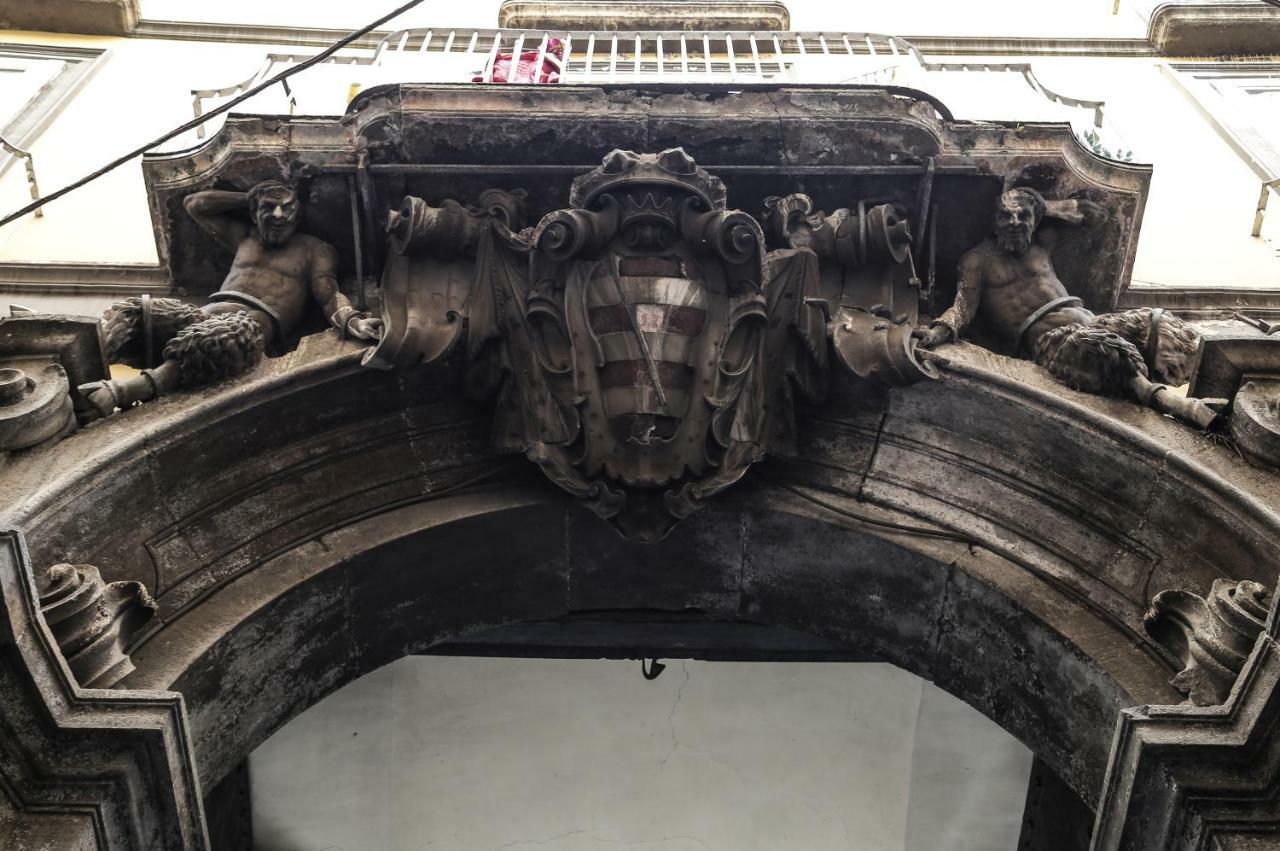 Palazzo Carafa Della Spina Room And Apartment Naples Luaran gambar