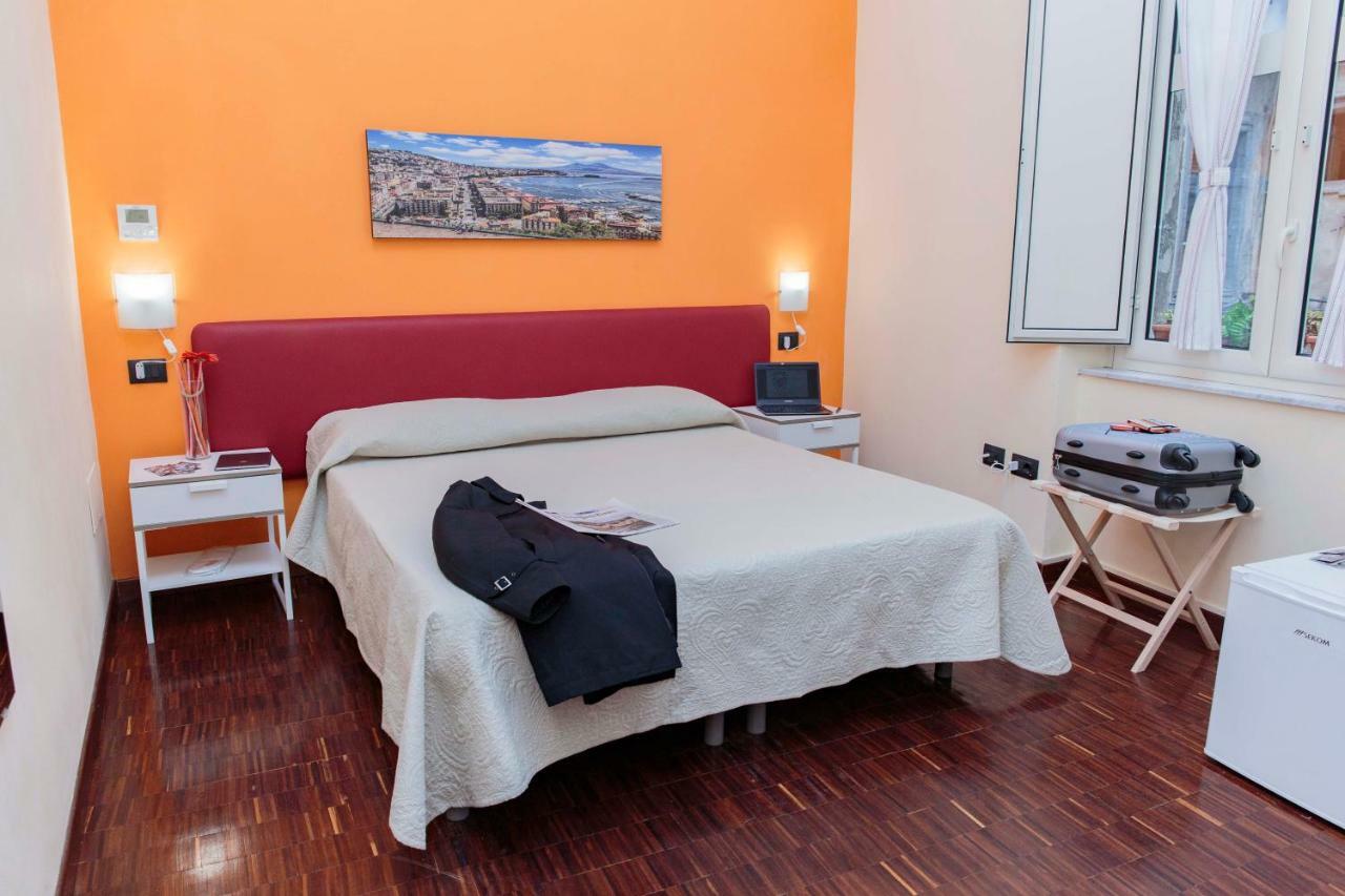 Palazzo Carafa Della Spina Room And Apartment Naples Luaran gambar