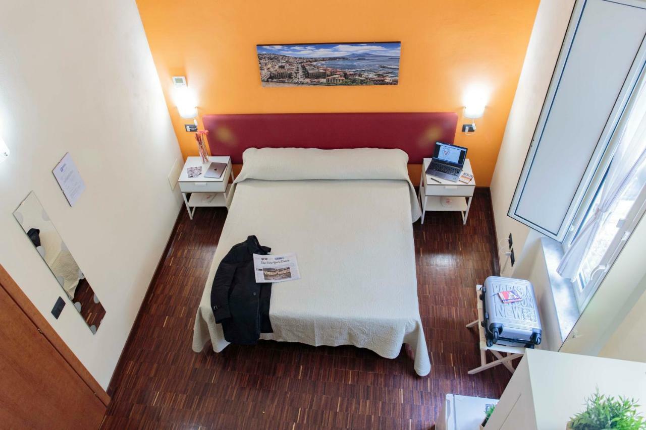 Palazzo Carafa Della Spina Room And Apartment Naples Luaran gambar